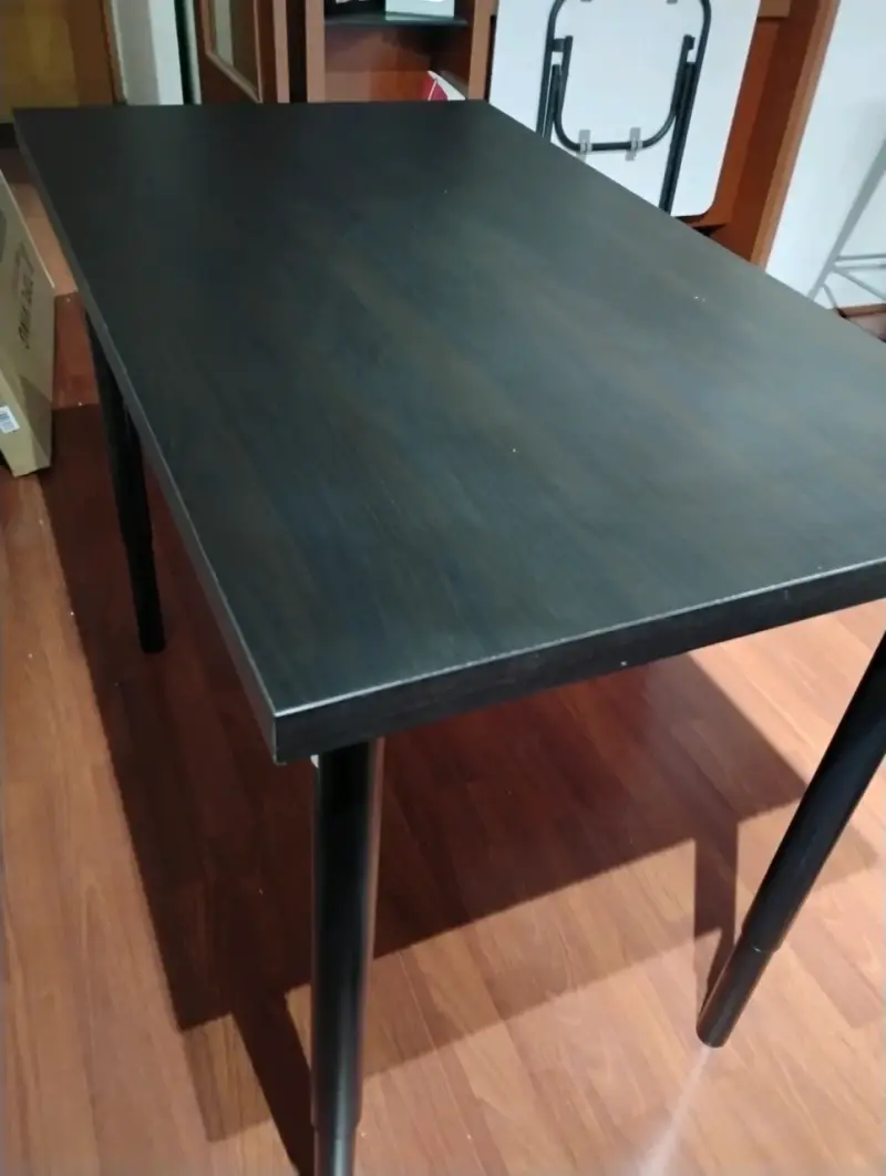 Mesa IKEA Linmon negra con patas ajustables - 4