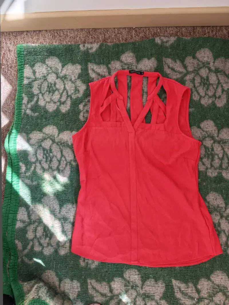 Blusa sin mangas roja con diseño cruzado