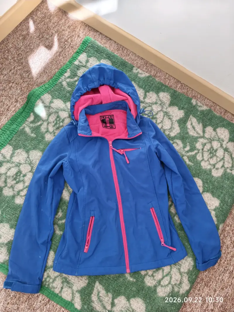 Chaqueta azul con capucha para mujer