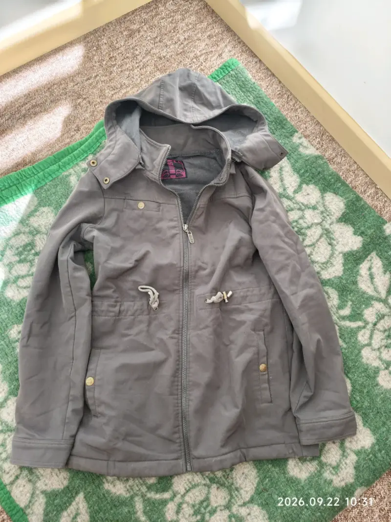 Chaqueta gris con capucha para mujer