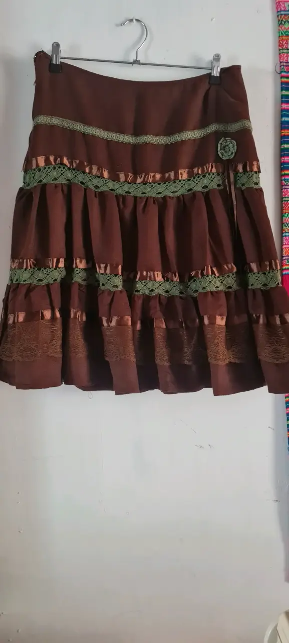 Falda marrón con encaje verde estilo bohemio - 1