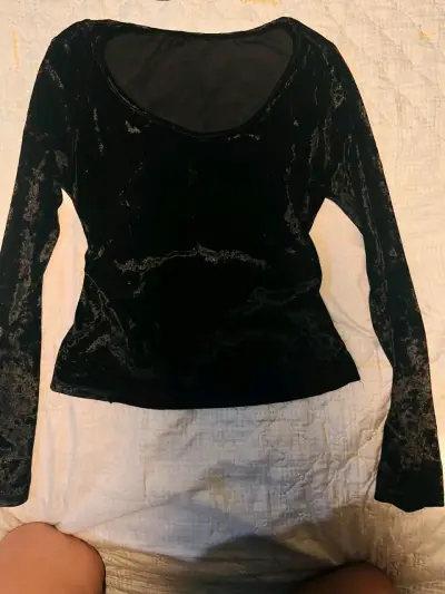 Polera de terciopelo negro manga larga - miniatura 1