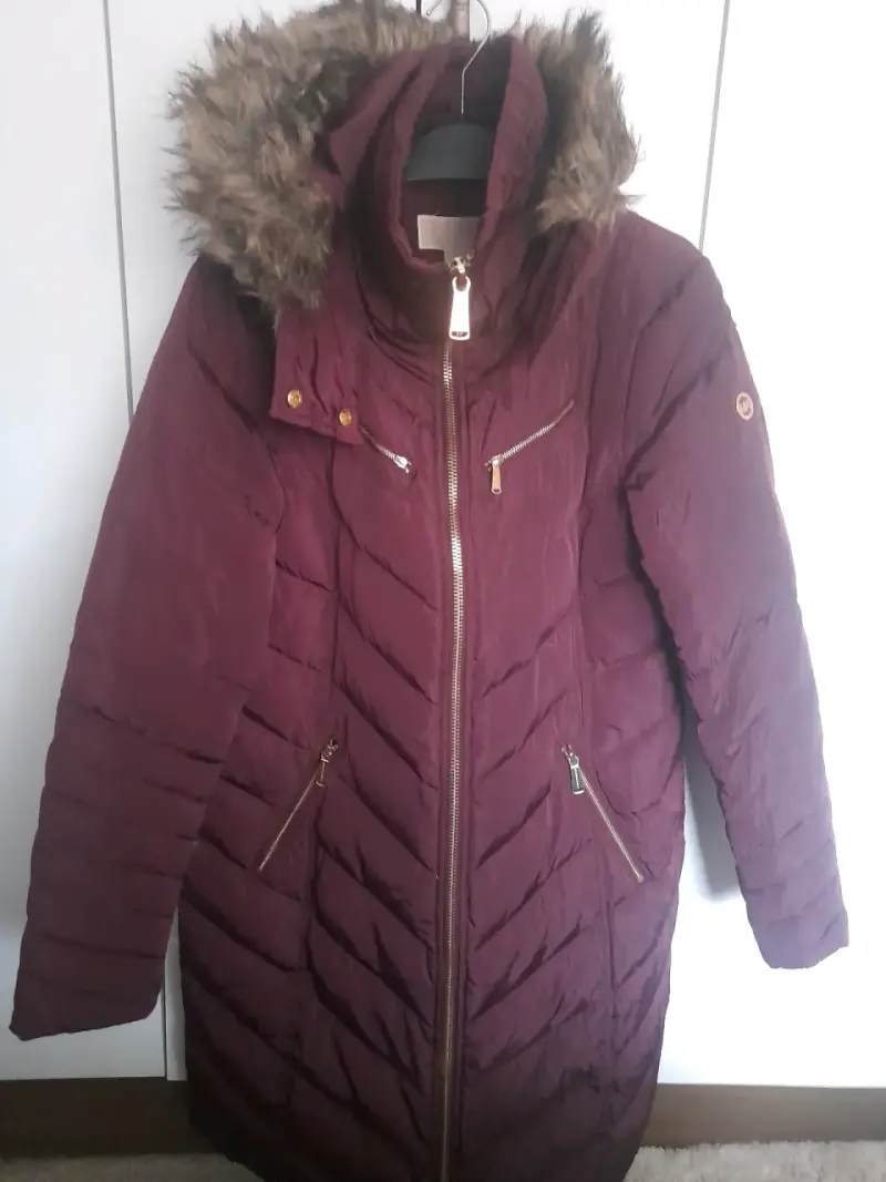 Parka largo burdeos con capucha de piel sintética - 2