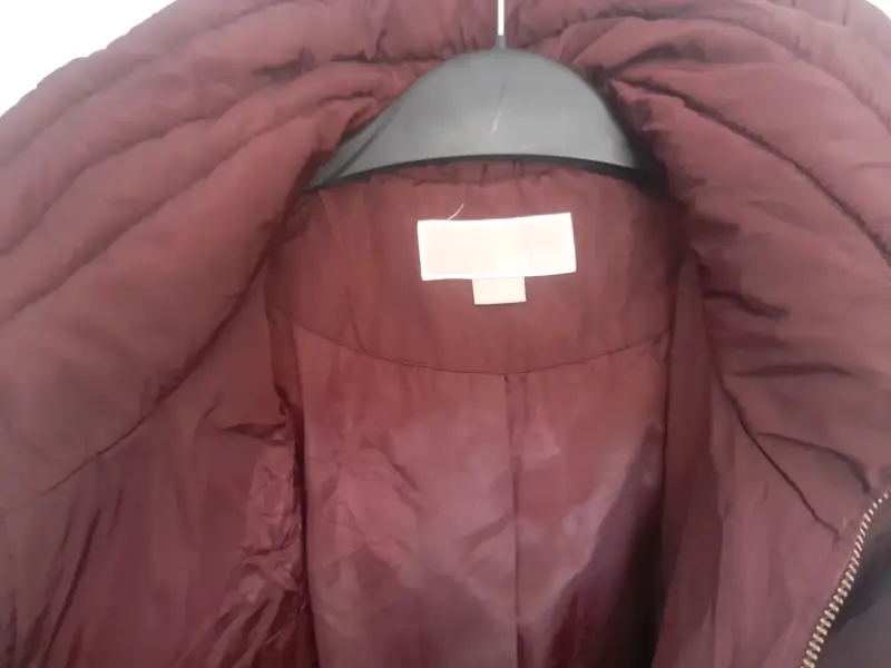 Parka largo burdeos con capucha de piel sintética - 3