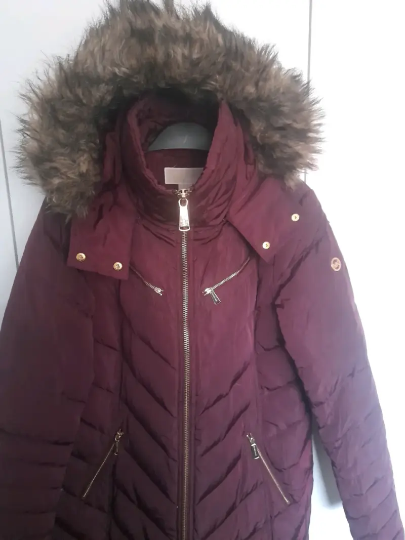 Parka largo burdeos con capucha de piel sintética - 4