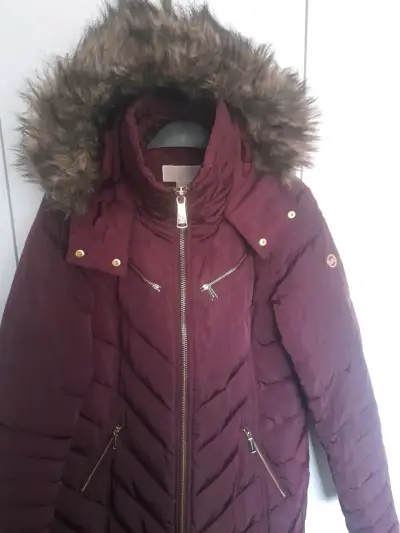 Parka largo burdeos con capucha de piel sintética - miniatura 4