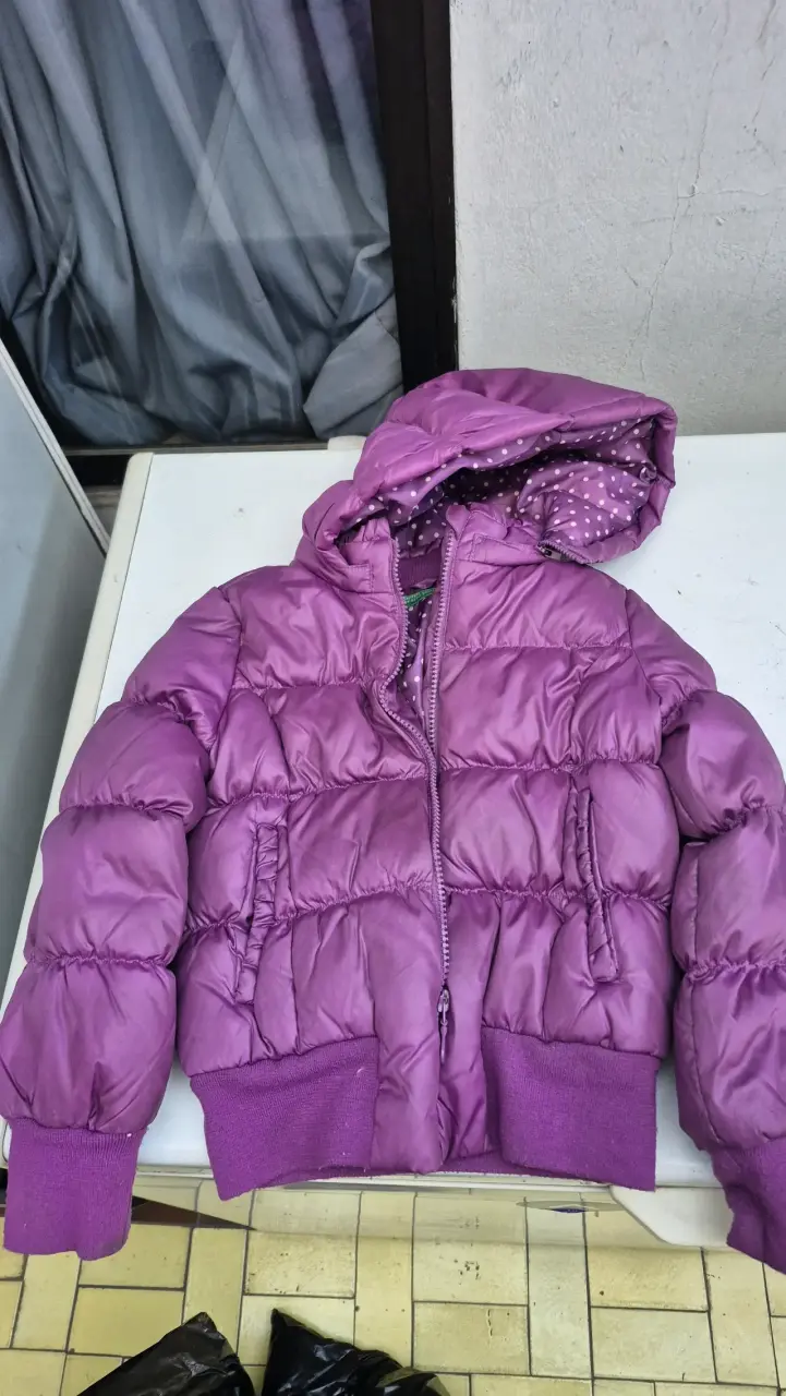 Chaqueta acolchada morada para niña con capucha