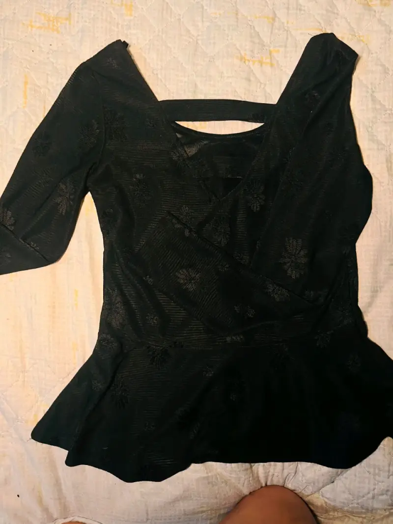 Blusa negra con diseño floral - 1