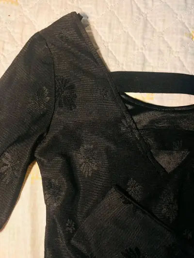 Blusa negra con diseño floral - miniatura 2