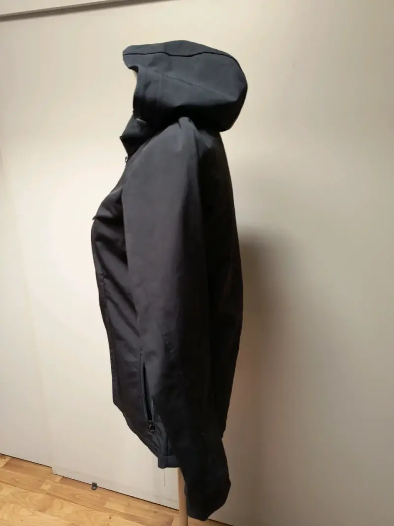 Chaqueta negra con capucha para mujer - 2