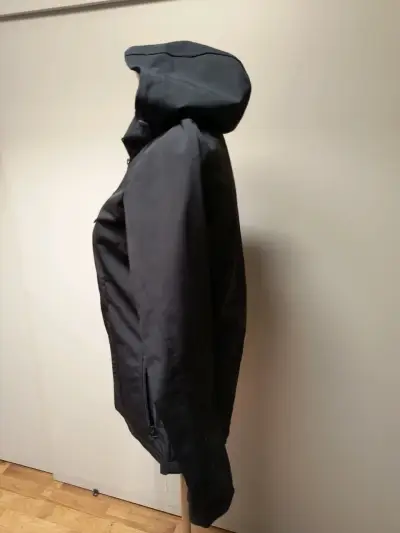 Chaqueta negra con capucha para mujer - miniatura 2