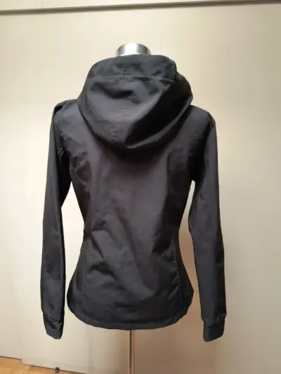 Chaqueta negra con capucha para mujer - miniatura 3