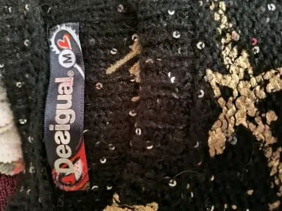 Suéter negro con estrellas doradas Desigual - miniatura 5