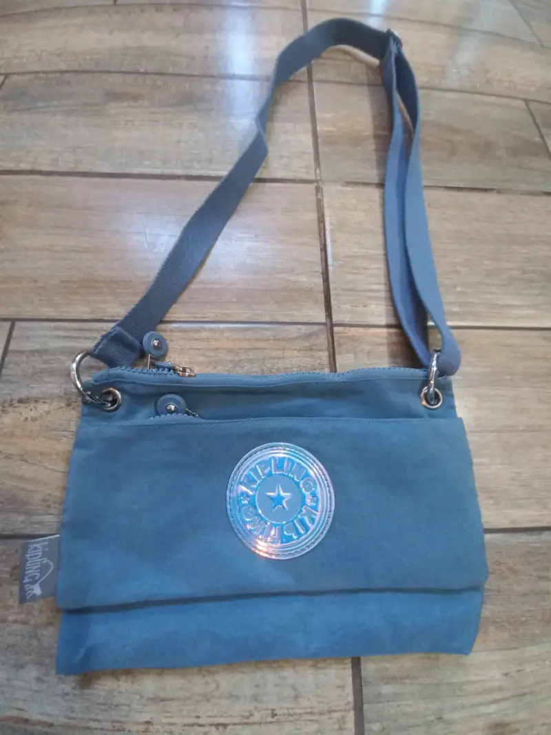 Bandolera azul Kipling con logo