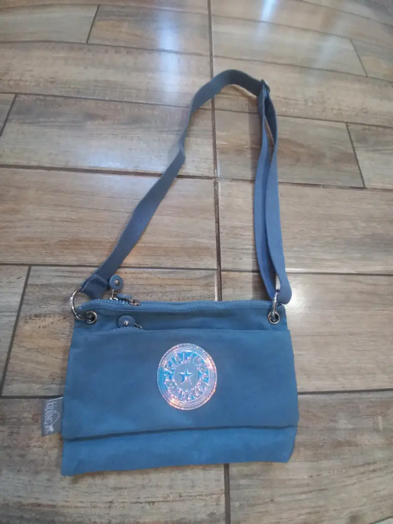 Bandolera azul Kipling con logo - 3