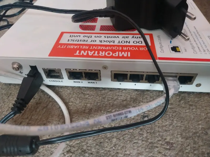 Firewall Fortinet FortiGate 50E con adaptador - 1
