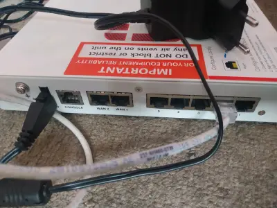 Firewall Fortinet FortiGate 50E con adaptador - miniatura 1