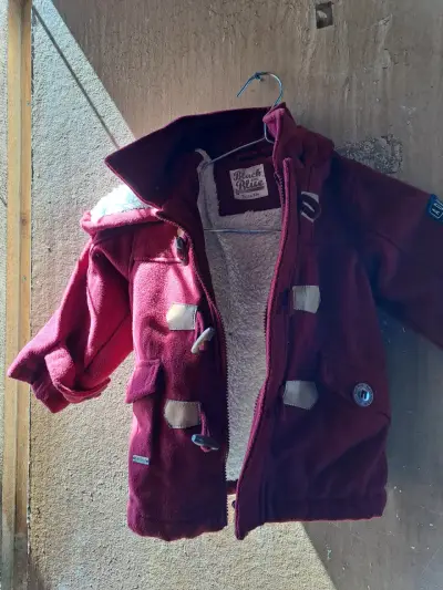 Chaqueta infantil roja con capucha Beach Blue - miniatura 2