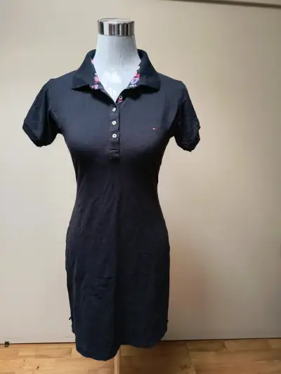 Vestido polo negro Tommy Hilfiger con detalles florales - miniatura 1