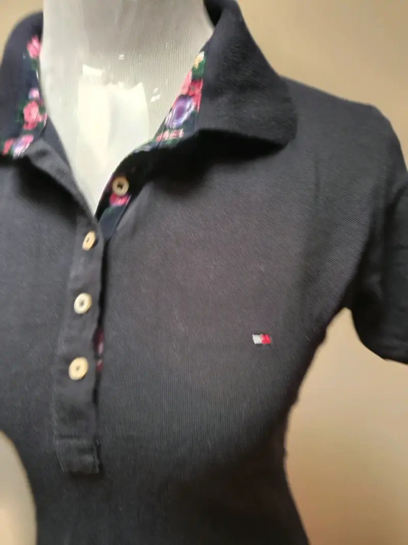Vestido polo negro Tommy Hilfiger con detalles florales - 2