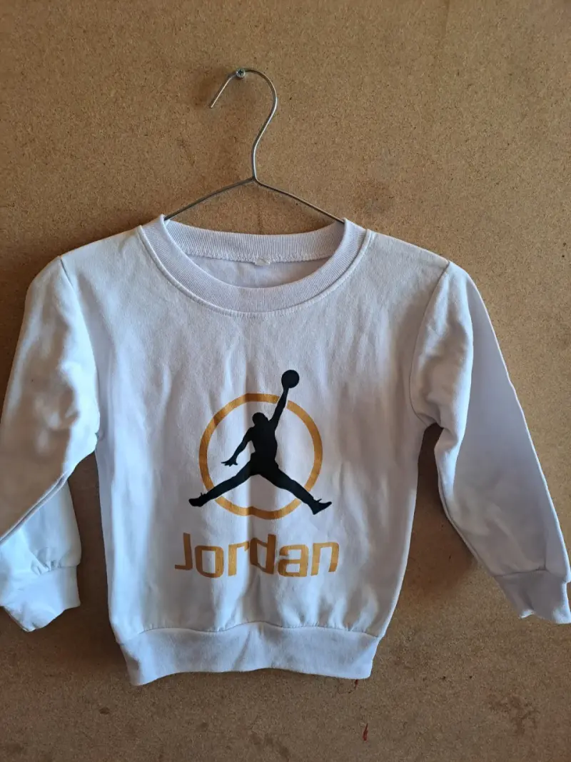 Polerón blanco para niños Jordan con logo