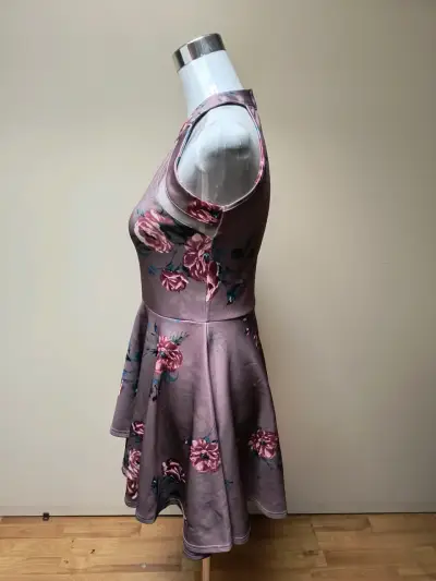 Vestido corto floral sin mangas - miniatura 3
