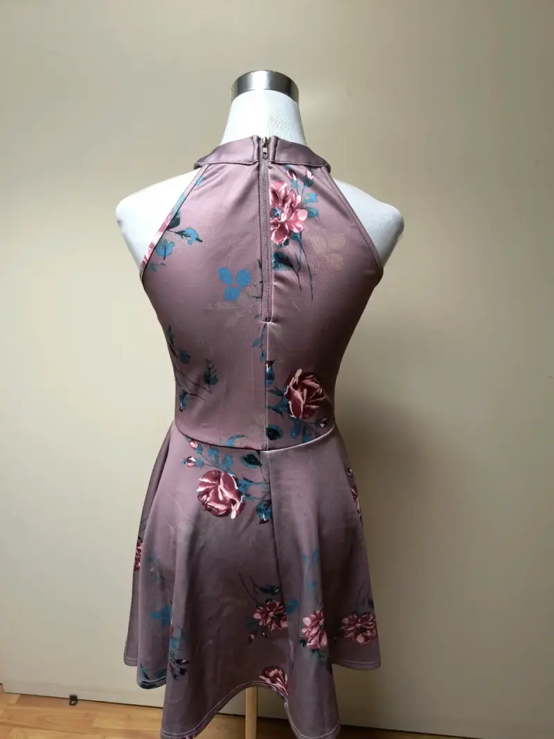 Vestido corto floral sin mangas - 4