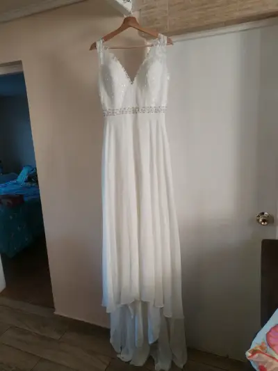 Vestido de novia blanco con encaje y pedrería - miniatura 1
