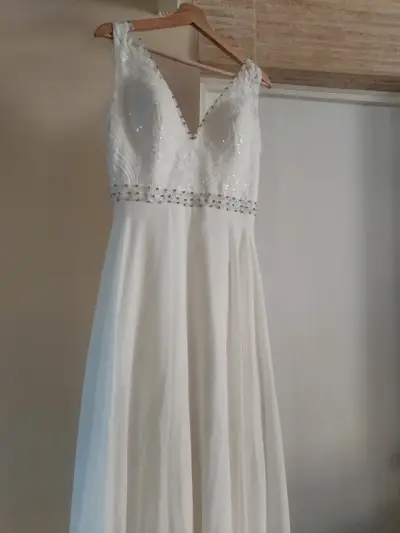 Vestido de novia blanco con encaje y pedrería - miniatura 2