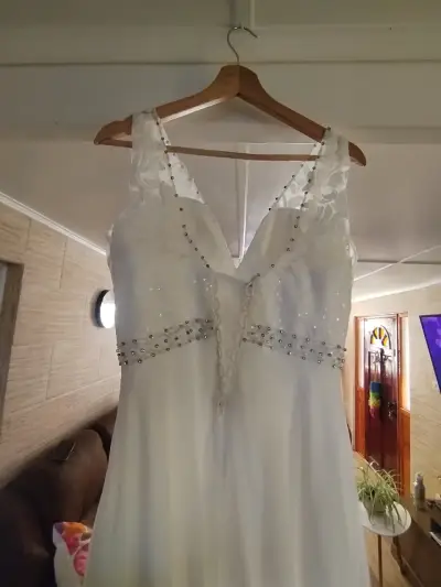 Vestido de novia blanco con encaje y pedrería - miniatura 3