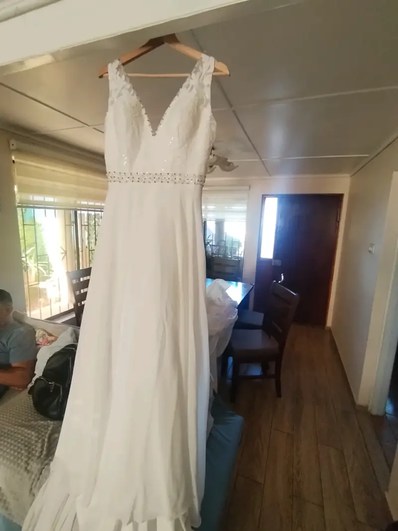 Vestido de novia blanco con encaje y pedrería - 4