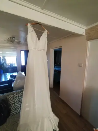 Vestido de novia blanco con encaje y pedrería - miniatura 5