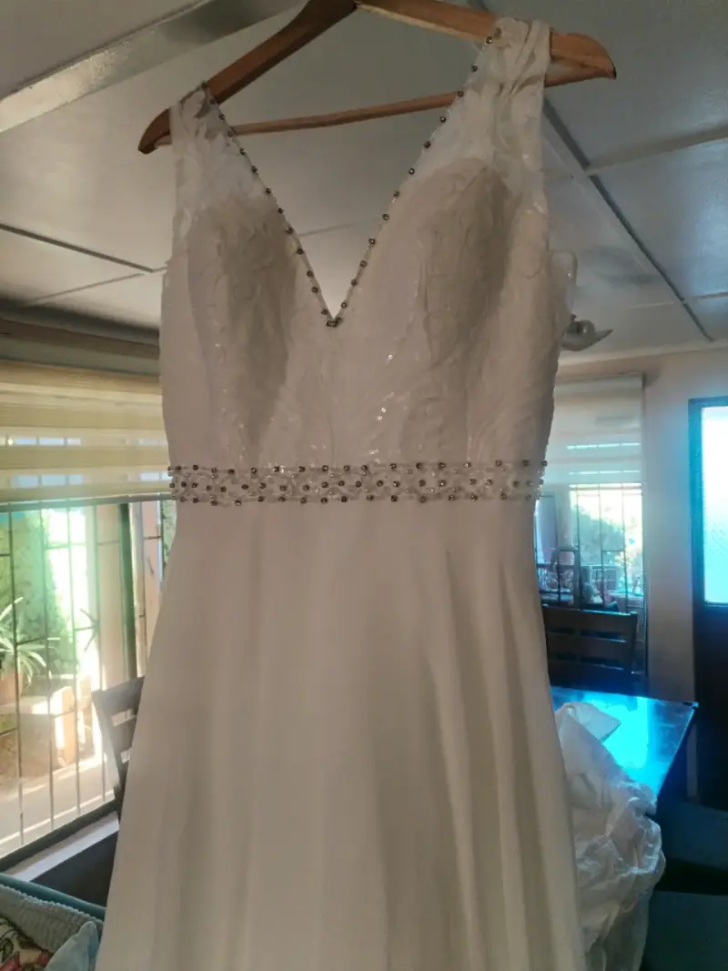 Vestido de novia blanco con encaje y pedrería - 6