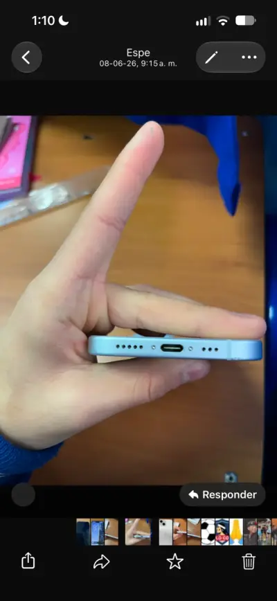 iPhone 15 en buen estado color celeste - miniatura 2