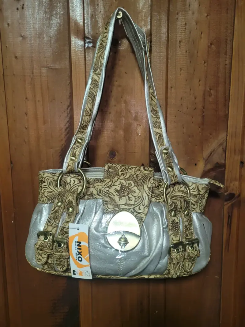 Bolso de mano plateado con detalles dorados - 1