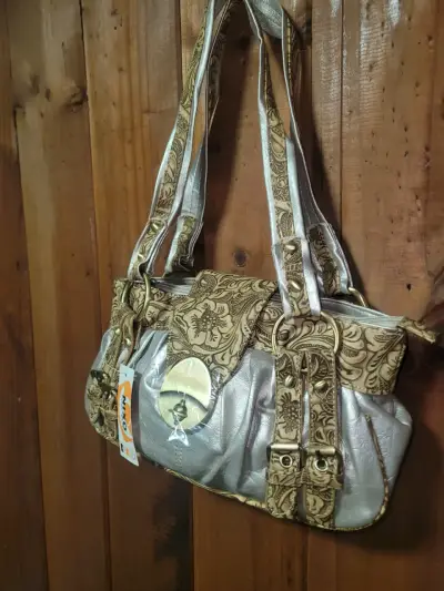 Bolso de mano plateado con detalles dorados - miniatura 2