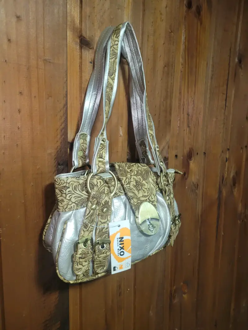 Bolso de mano plateado con detalles dorados - 3