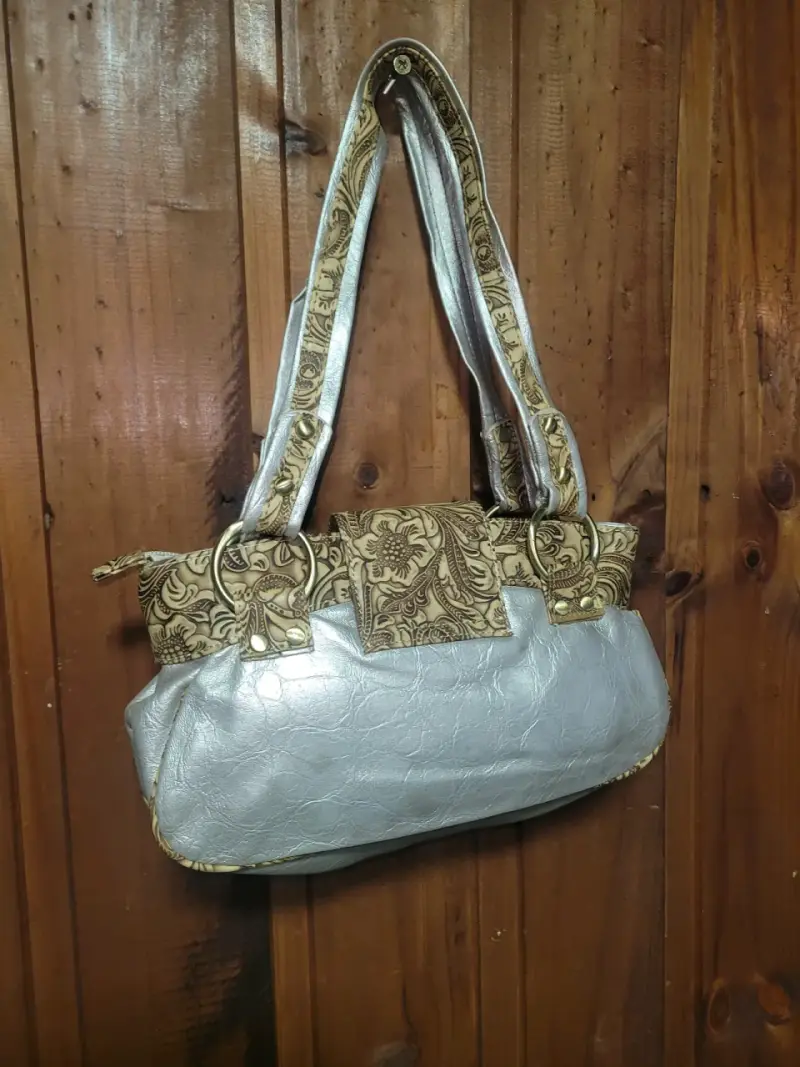 Bolso de mano plateado con detalles dorados - 4