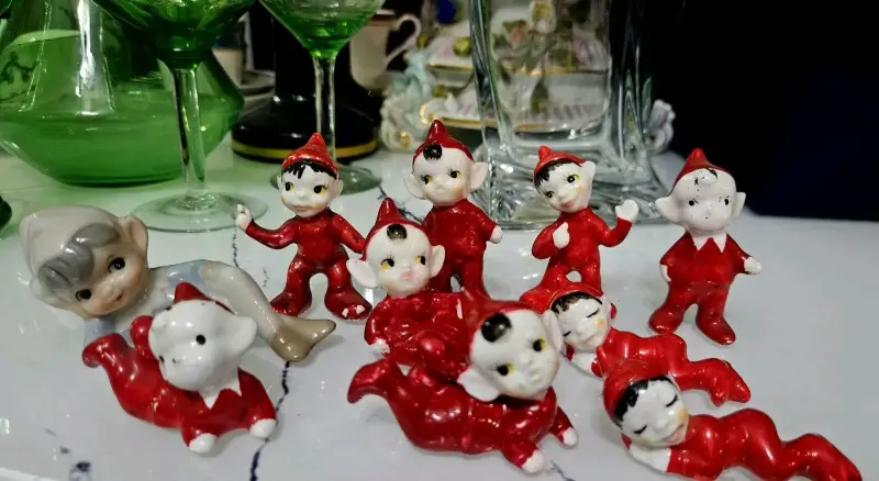 Figuritas de duendes de cerámica en rojo - 1