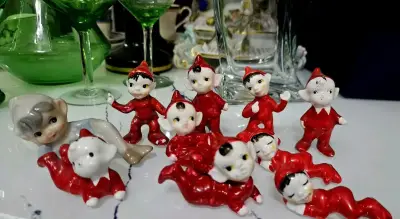 Figuritas de duendes de cerámica en rojo - miniatura 1