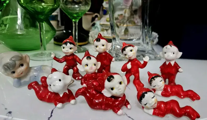 Figuritas de duendes de cerámica en rojo - 2