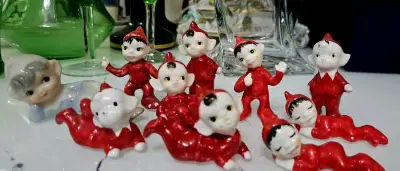 Figuritas de duendes de cerámica en rojo - miniatura 3