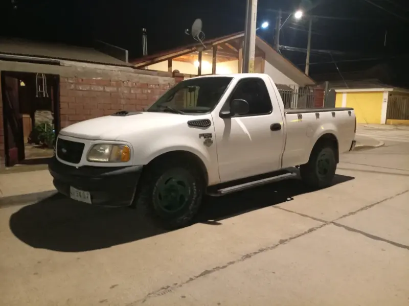 Camioneta Ford F-150 blanca en buen estado - 1