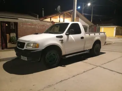 Camioneta Ford F-150 blanca en buen estado - miniatura 1