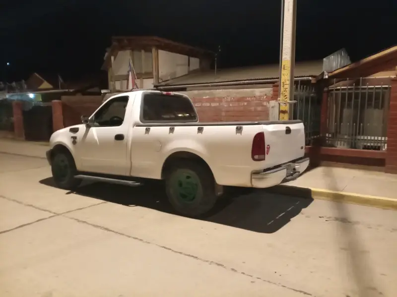Camioneta Ford F-150 blanca en buen estado - 2