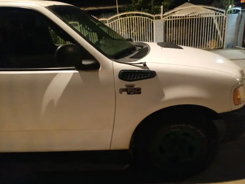 Camioneta Ford F-150 blanca en buen estado - 3