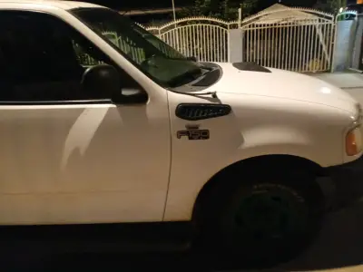 Camioneta Ford F-150 blanca en buen estado - miniatura 3
