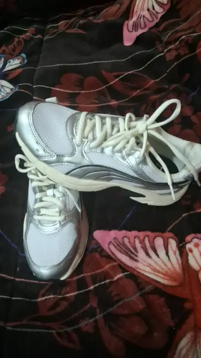 Zapatillas deportivas blancas y plateadas para muj - miniatura 1
