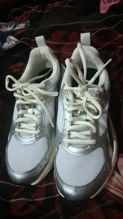 Zapatillas deportivas blancas y plateadas para muj - miniatura 2
