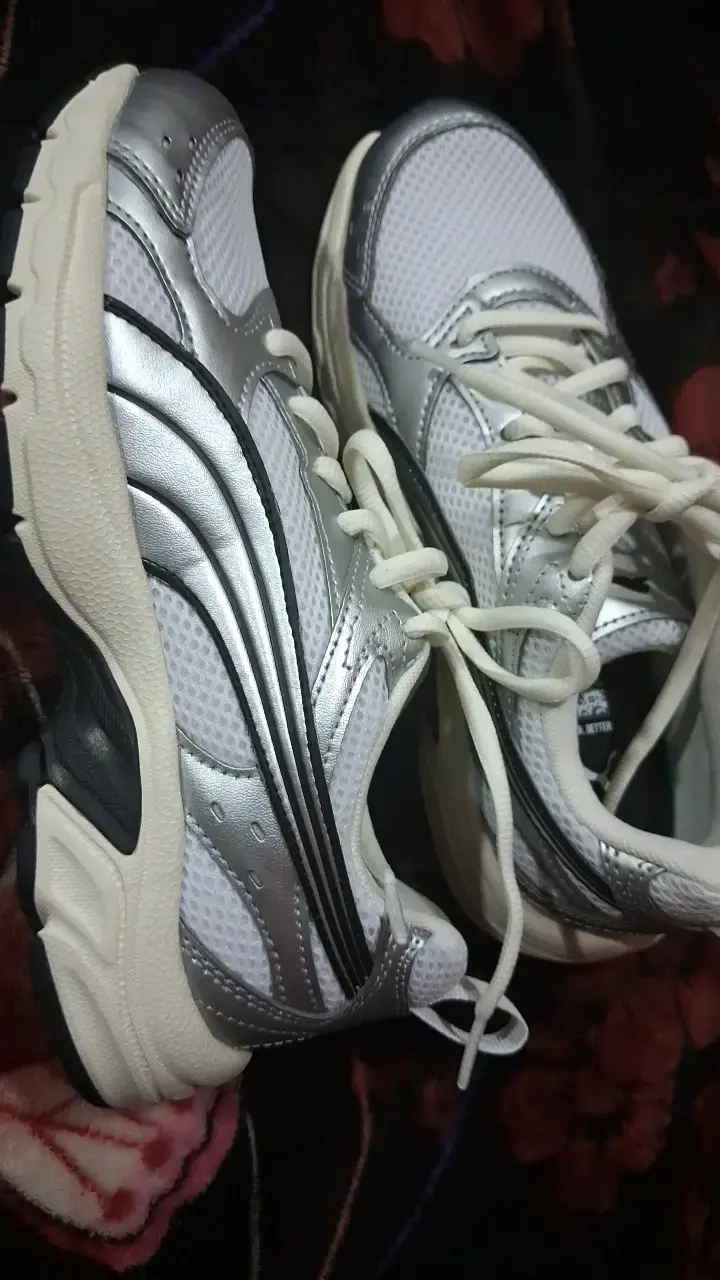 Zapatillas deportivas blancas y plateadas para muj - 3